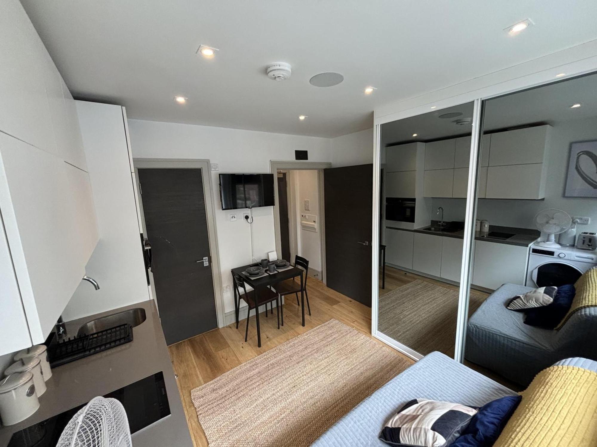 Inviting - Croydon Apartment