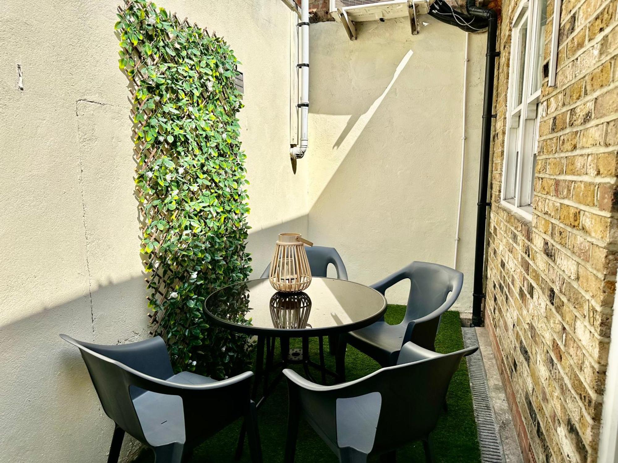 Apartment Westferry Two London