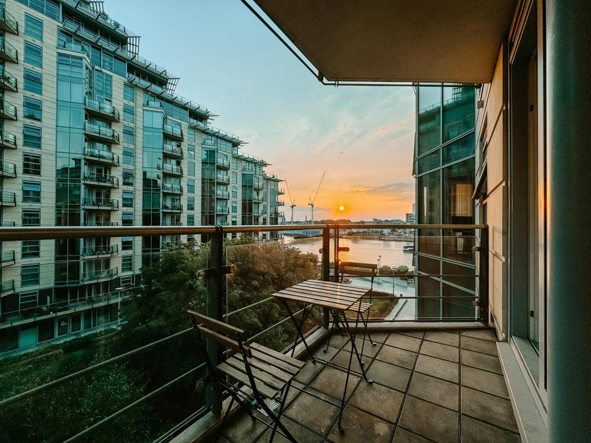 Two Bedroom Luxury Waterfront In Lejlighed London