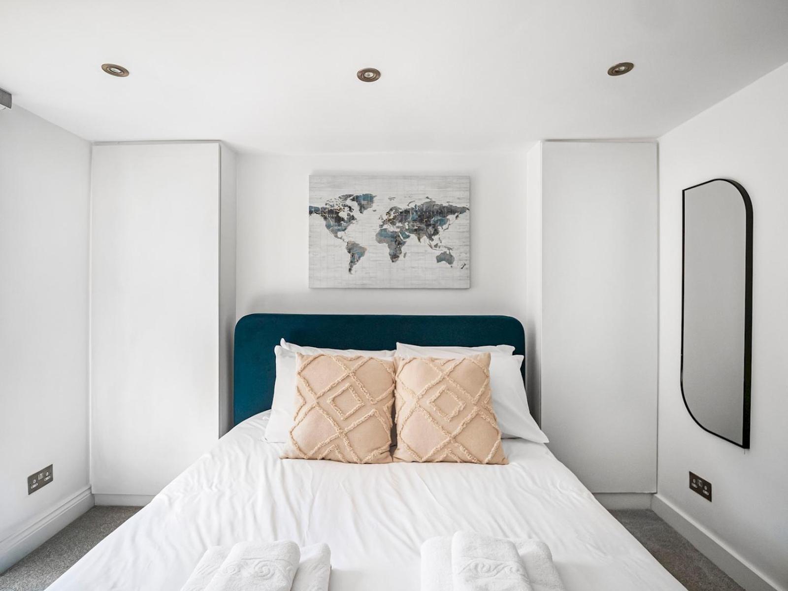 Stylish Maisonette Pass The Keys Holiday home London