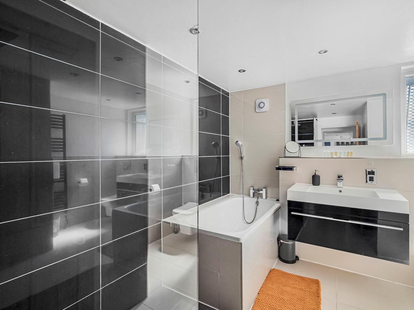 Stylish Maisonette Pass The Keys Holiday home London