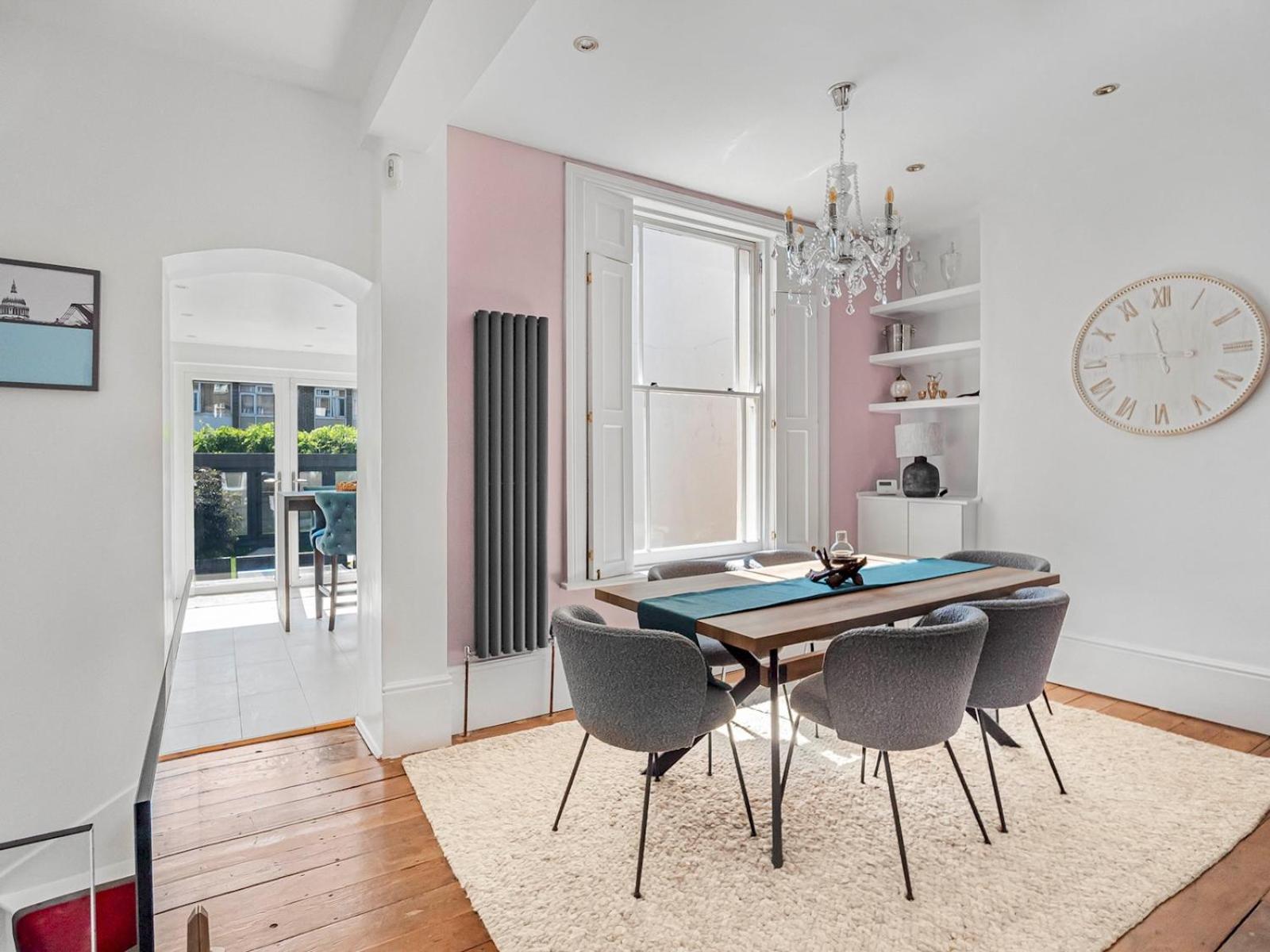 Stylish Maisonette Pass The Keys Holiday home London