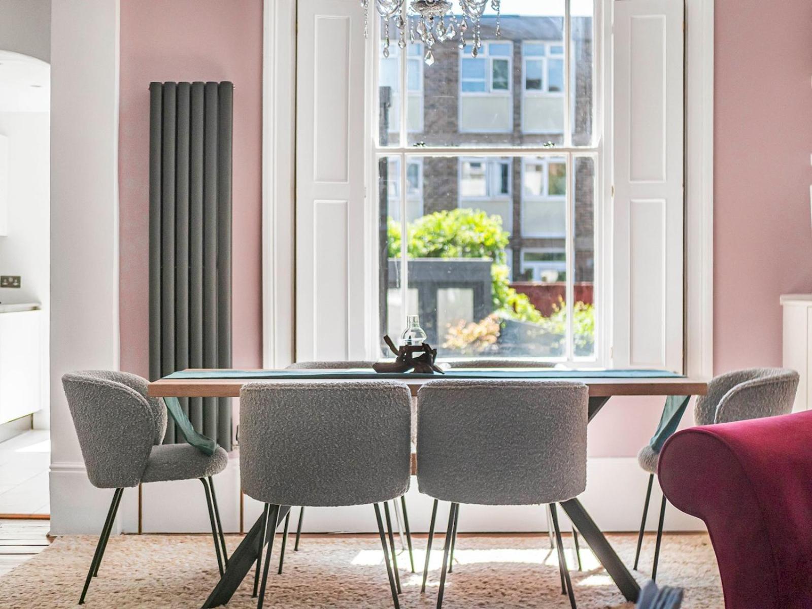 Stylish Maisonette Pass The Keys Holiday home London