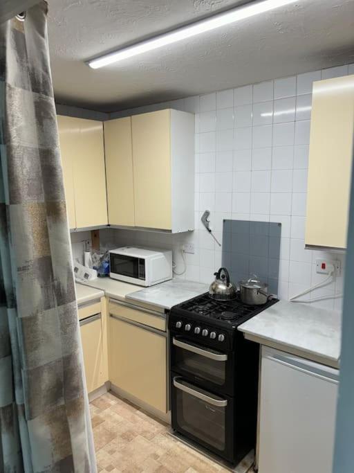 Private Gated Development In Bridge, Cosy With Great Transport Links Apartment London