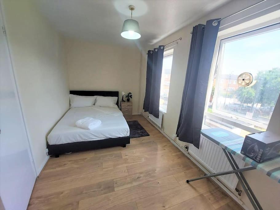 Zone 2, Spacious 3 Bedroom House Vakantiehuis Londen