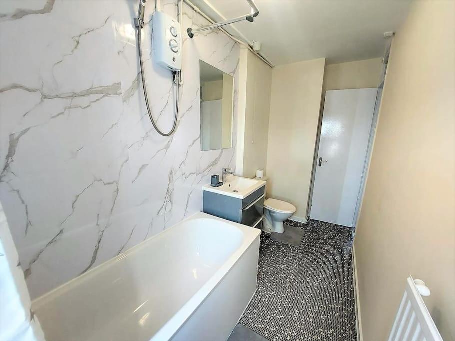 Zone 2, Spacious 3 Bedroom House Londen