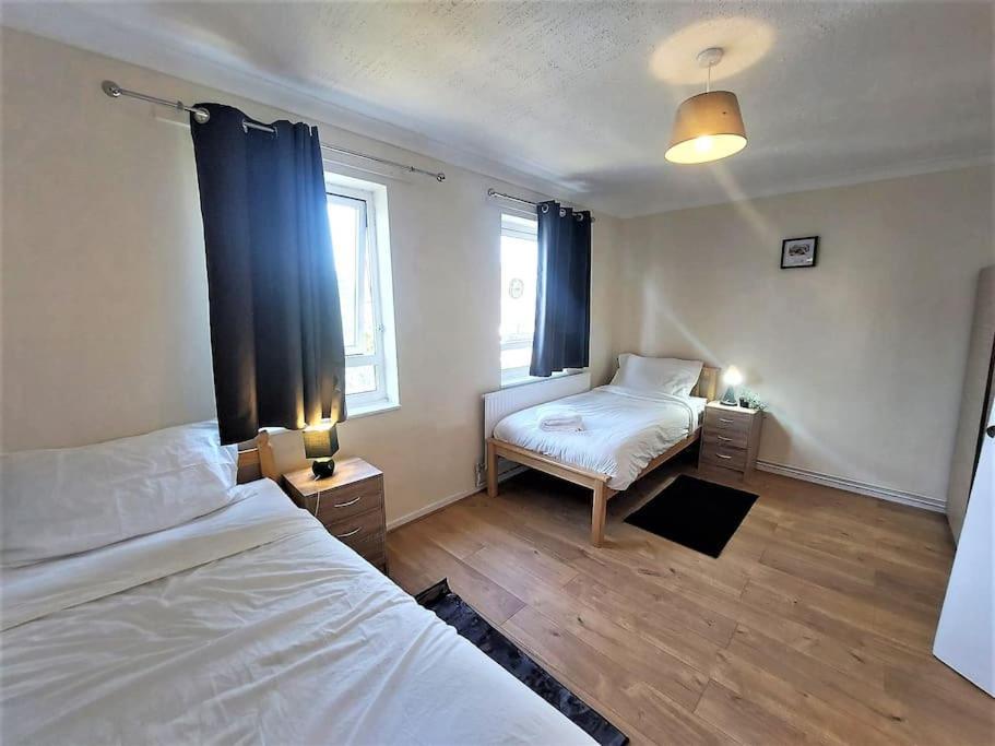 Zone 2, Spacious 3 Bedroom House Londen