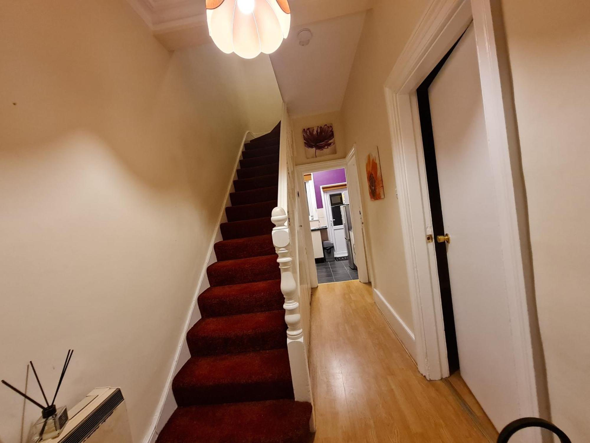 House-sleeps4-parking-garden * London