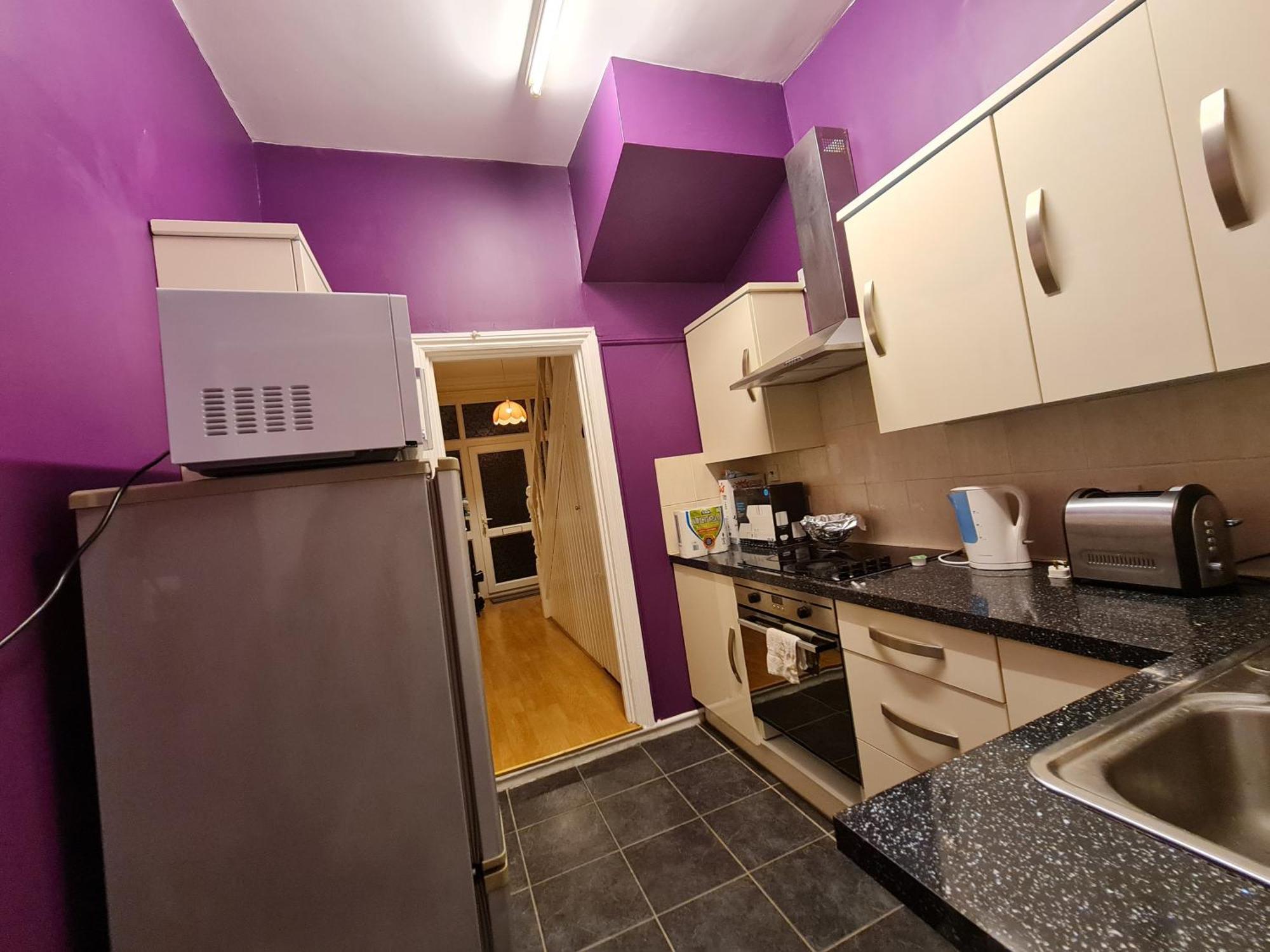 House-sleeps4-parking-garden London