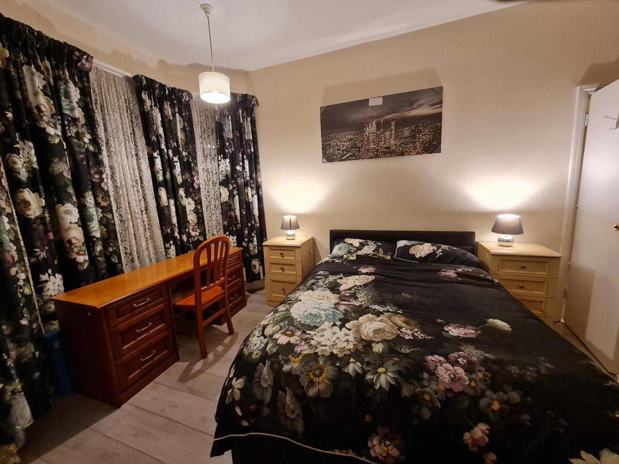 Holiday home House-sleeps4-parking-garden *