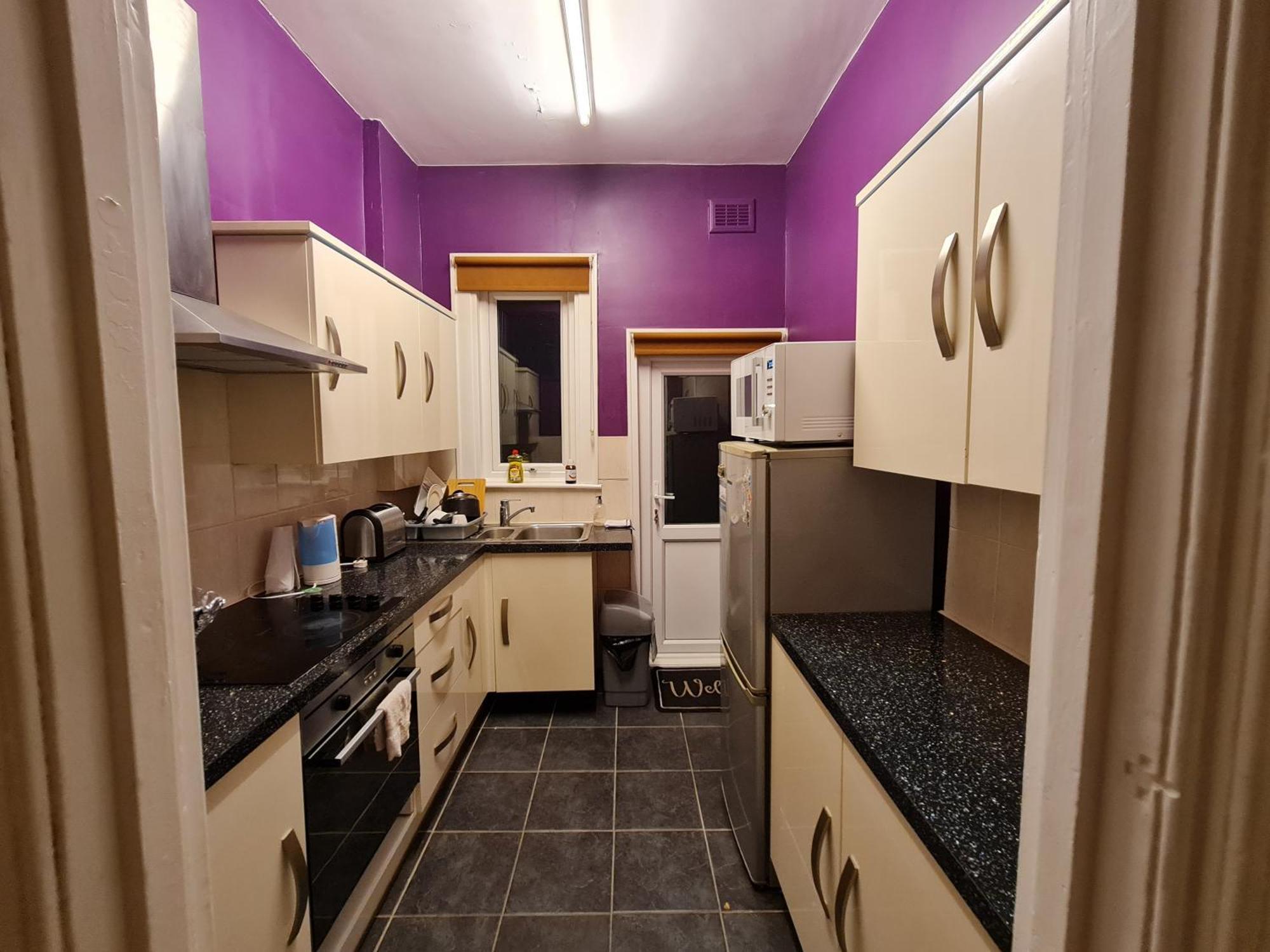 House-sleeps4-parking-garden *
