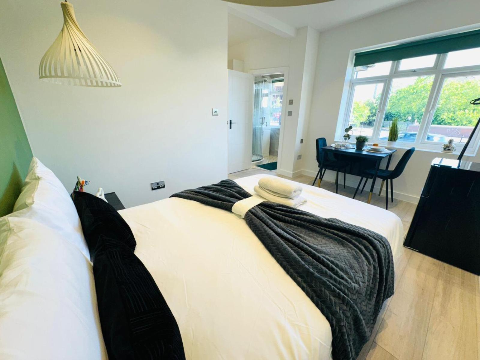 Pensionat Center Next To Westfield Shopping & Attractions