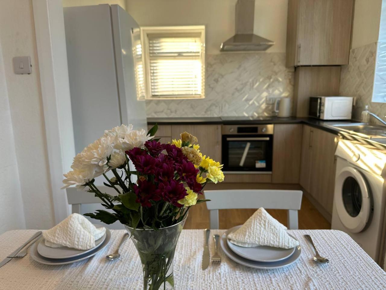 Apartment Cheerful 3 Bedroom London