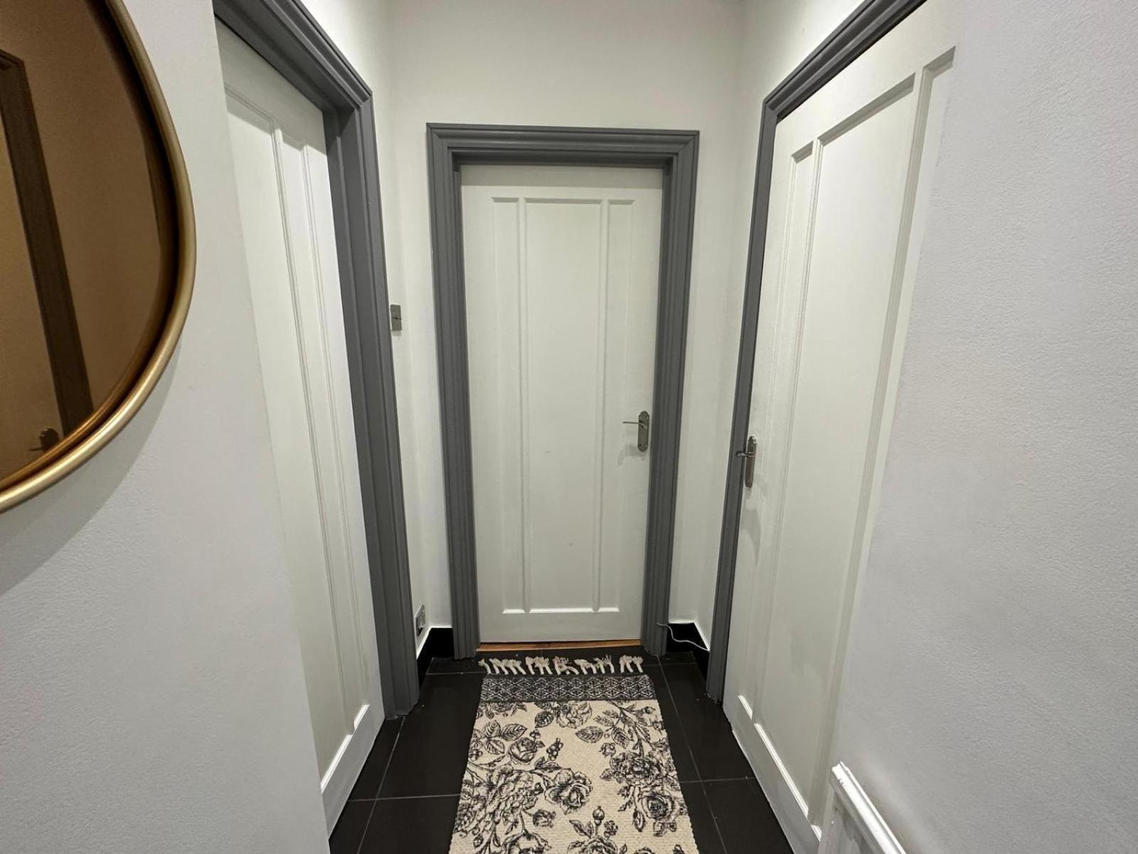 Stylish 1 Bedroom & Livingroom In Central * Londen