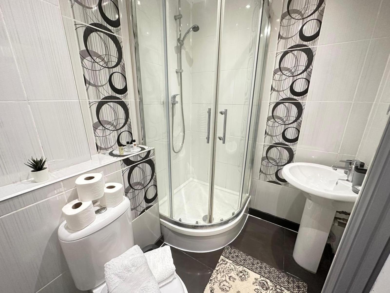 Stylish 1 Bedroom & Livingroom In Central * Londen