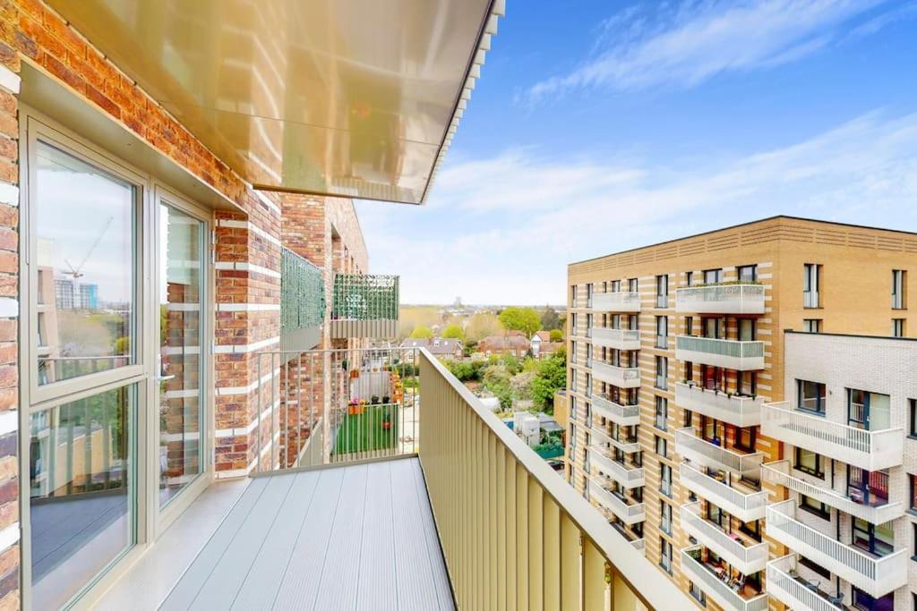 Modernistic 2 Bed - 2 Bath Flat Near Londen