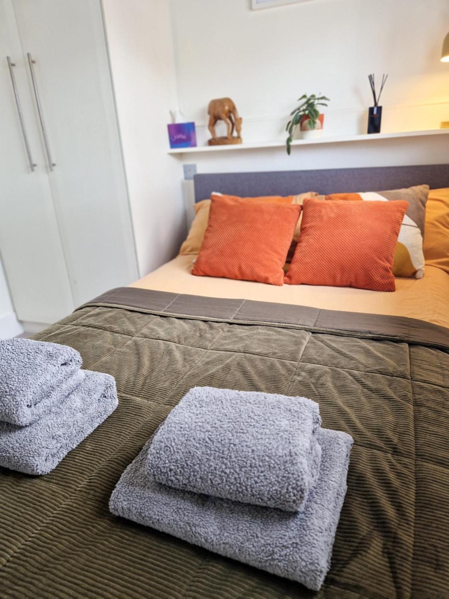 1-bed Apartment, Close To Kensington Olympia With Free Wi-fi & Netflix Londra
