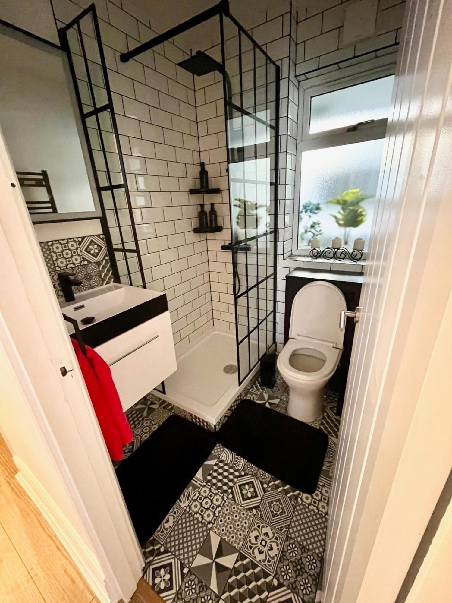 Newly Refurbished ,chic, Attractive 3 Bedroom Flat Lejlighed *