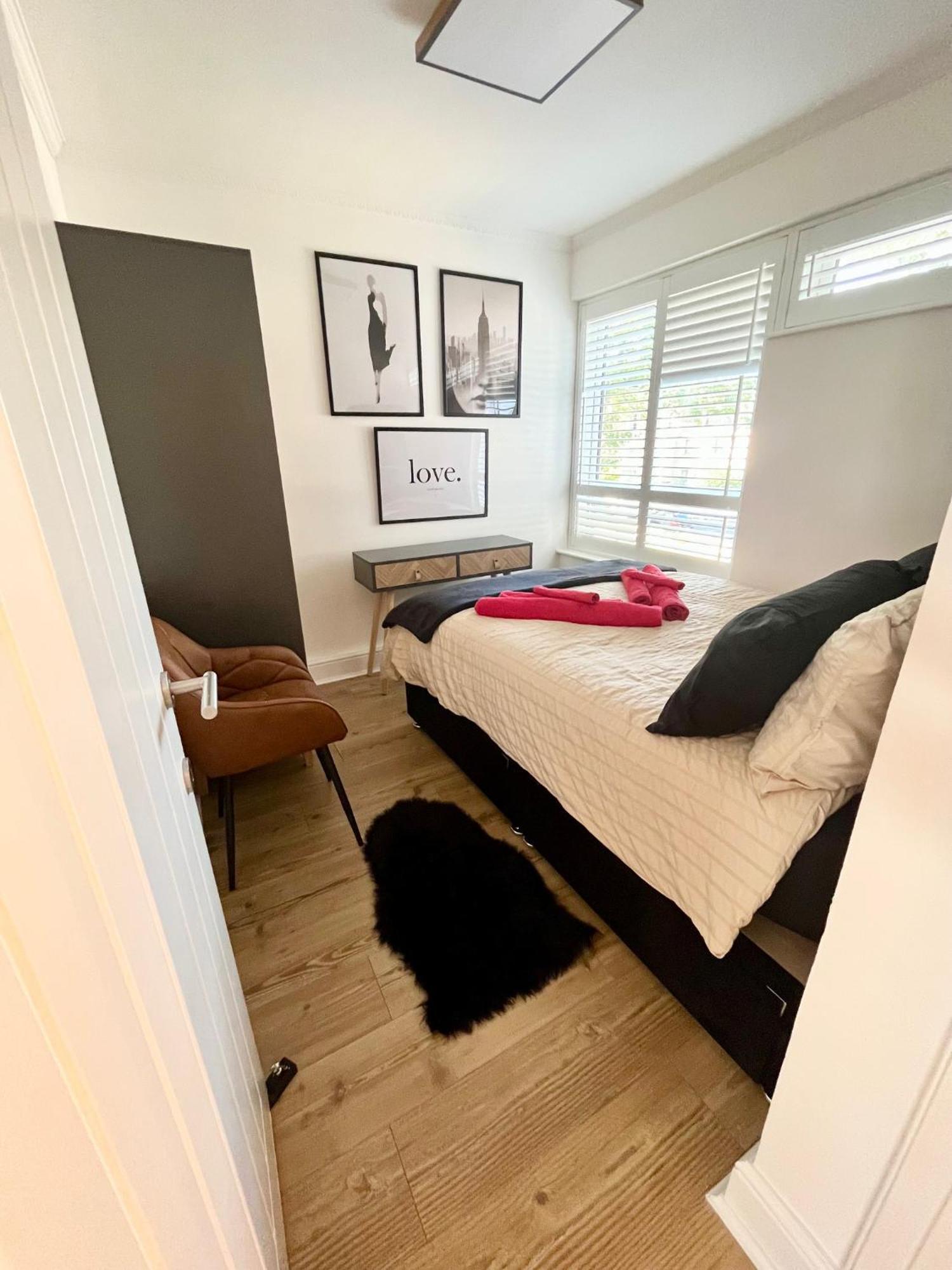 Newly Refurbished ,chic, Attractive 3 Bedroom Flat Lejlighed *