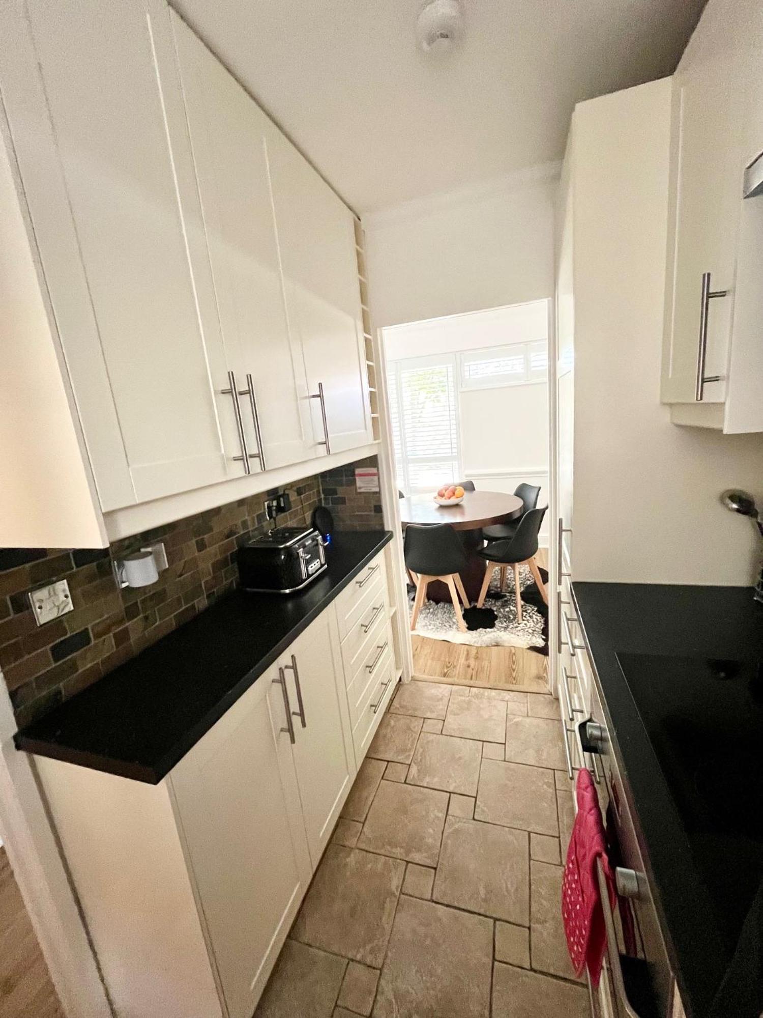 Newly Refurbished ,chic, Attractive 3 Bedroom Flat Lejlighed London