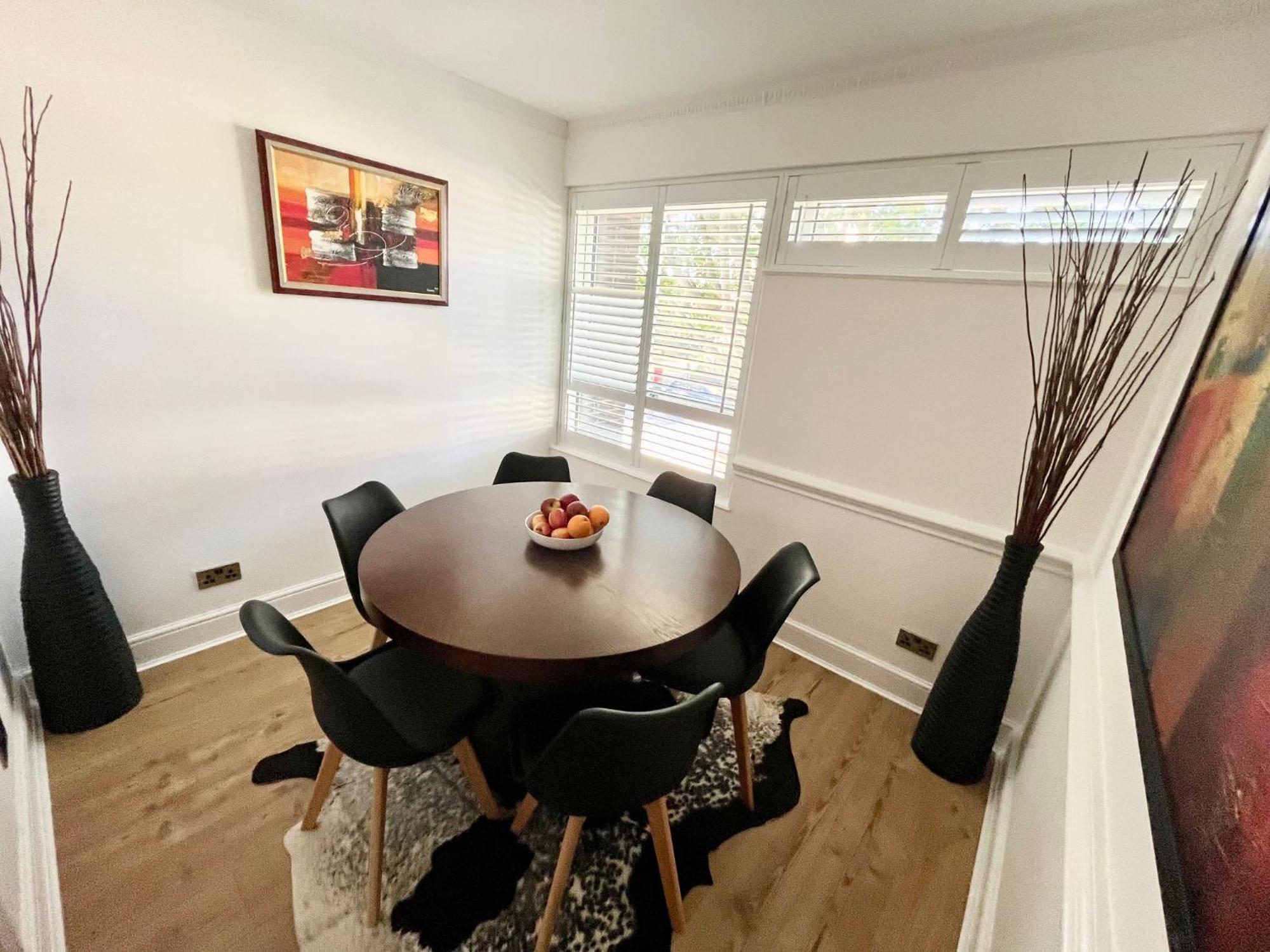 Lejlighed Newly Refurbished ,chic, Attractive 3 Bedroom Flat London