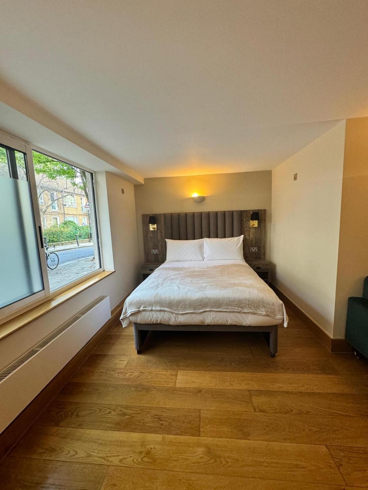 Westwood House Apartment *