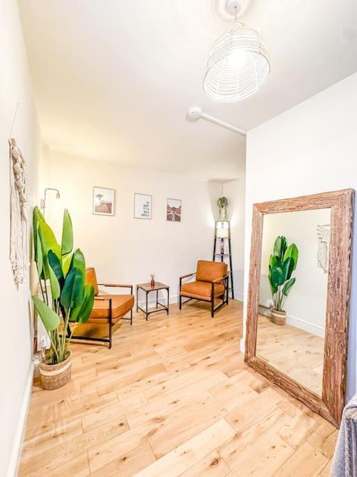 Oasis Split Level Flat In Zone 1 * Londen