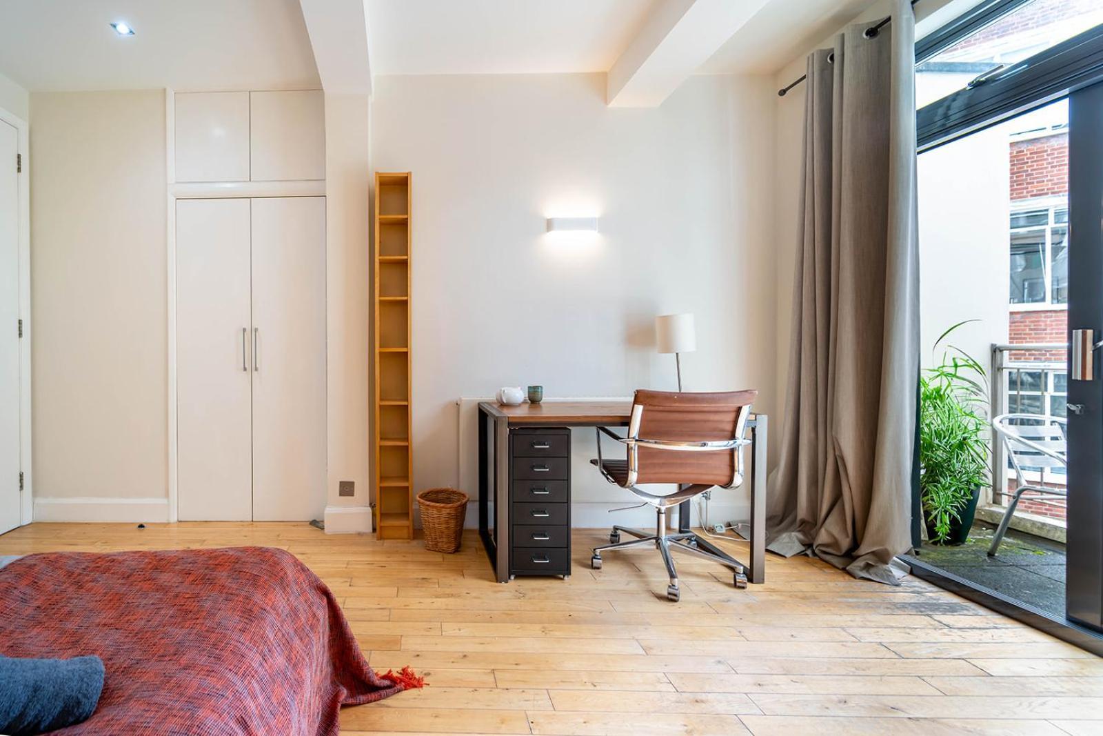 Spacious With A Balcony In Prime Location In Farringdon Leilighet