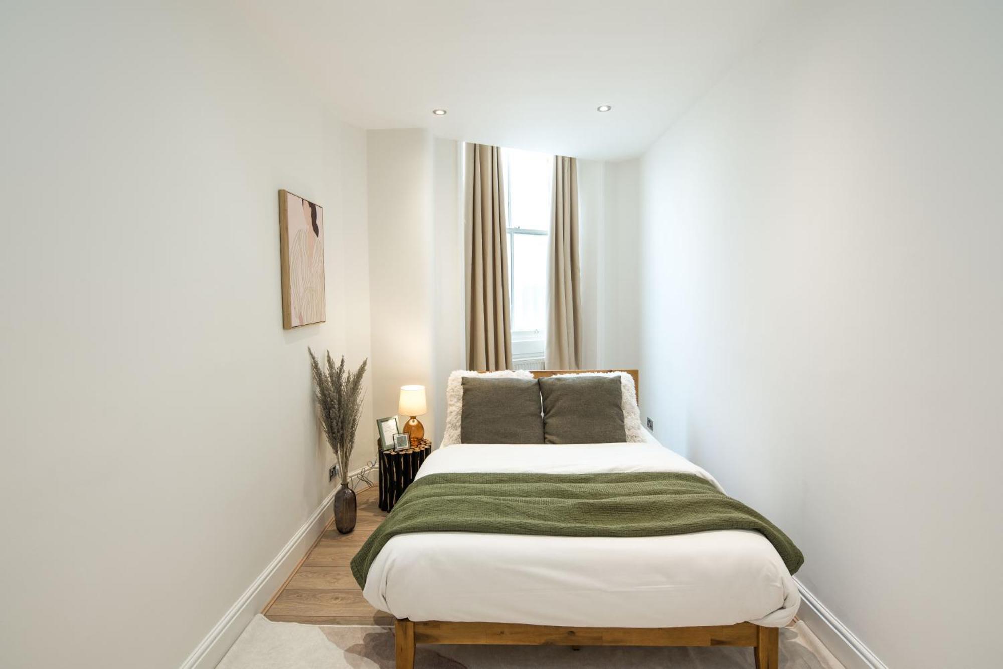 Gloucester Rd-southkensington-hydepark-harrods-g13 * London