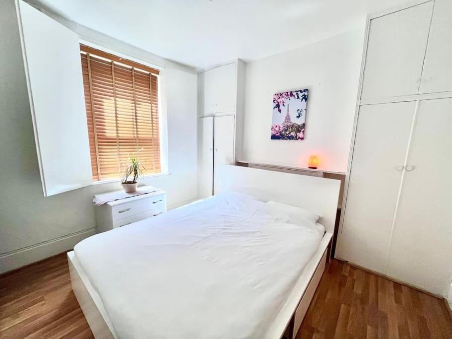 One Bedroom Flat Sw8 *