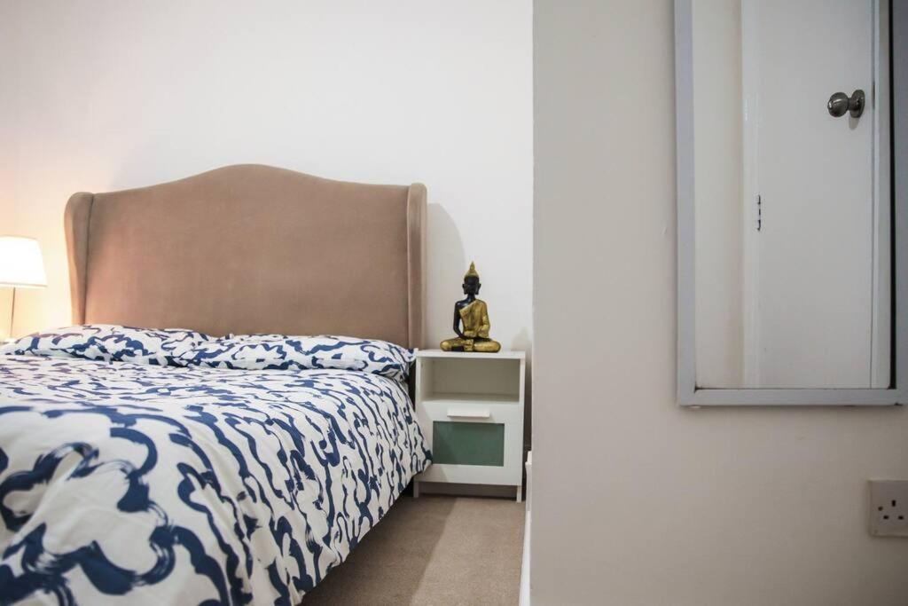 3 Bed Flat With Balcony Londra