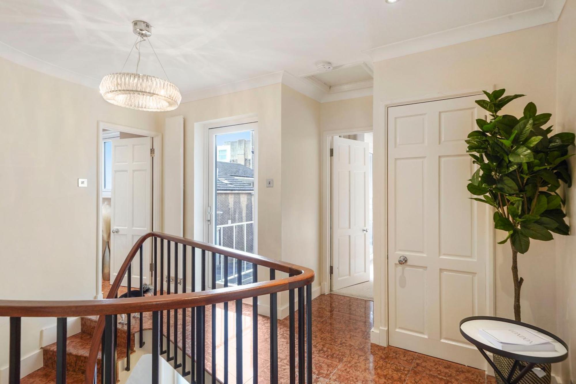 Mews House With Private Patio & Parking * Londen