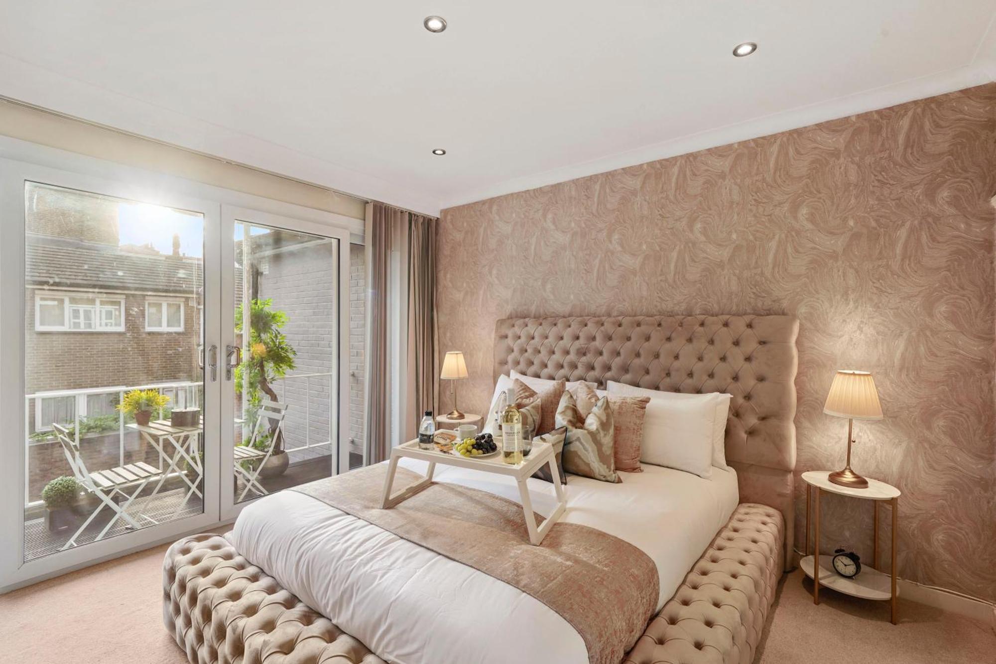 Vakantiehuis Mews House With Private Patio & Parking Londen