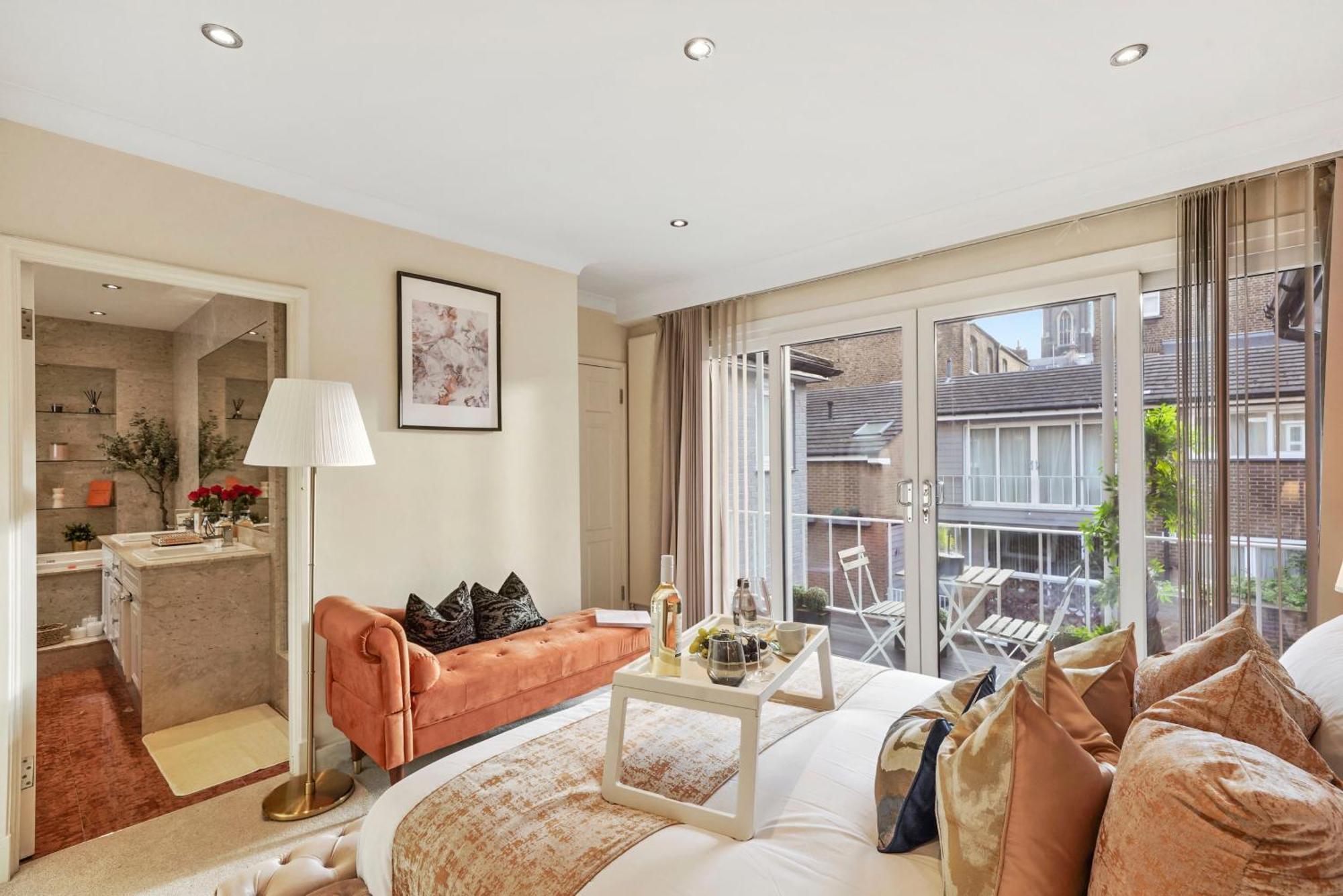 Mews House With Private Patio & Parking * Londen