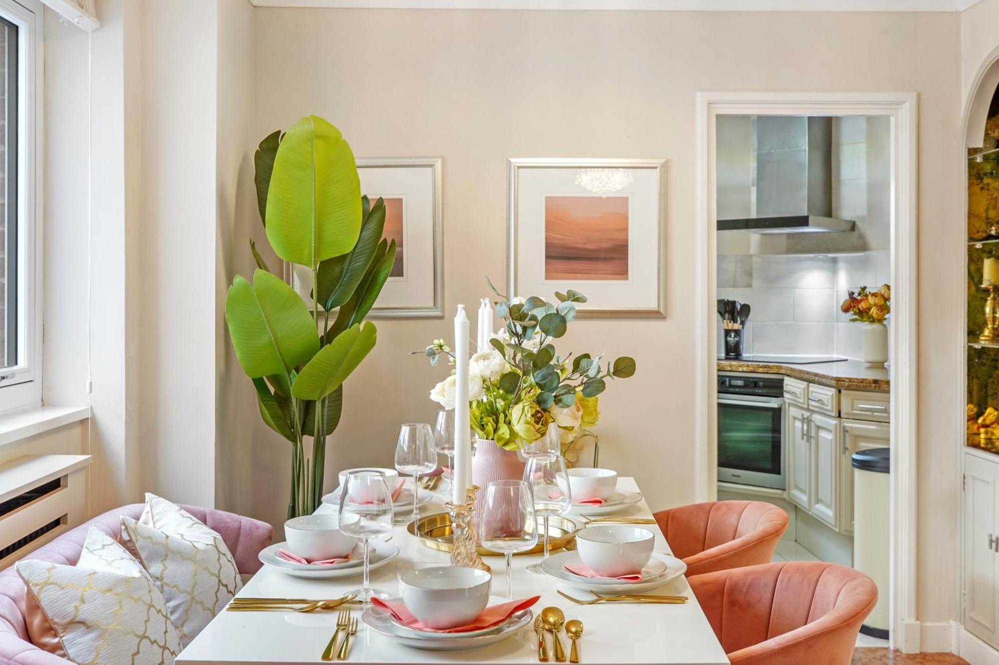 Mews House With Private Patio & Parking Vakantiehuis *