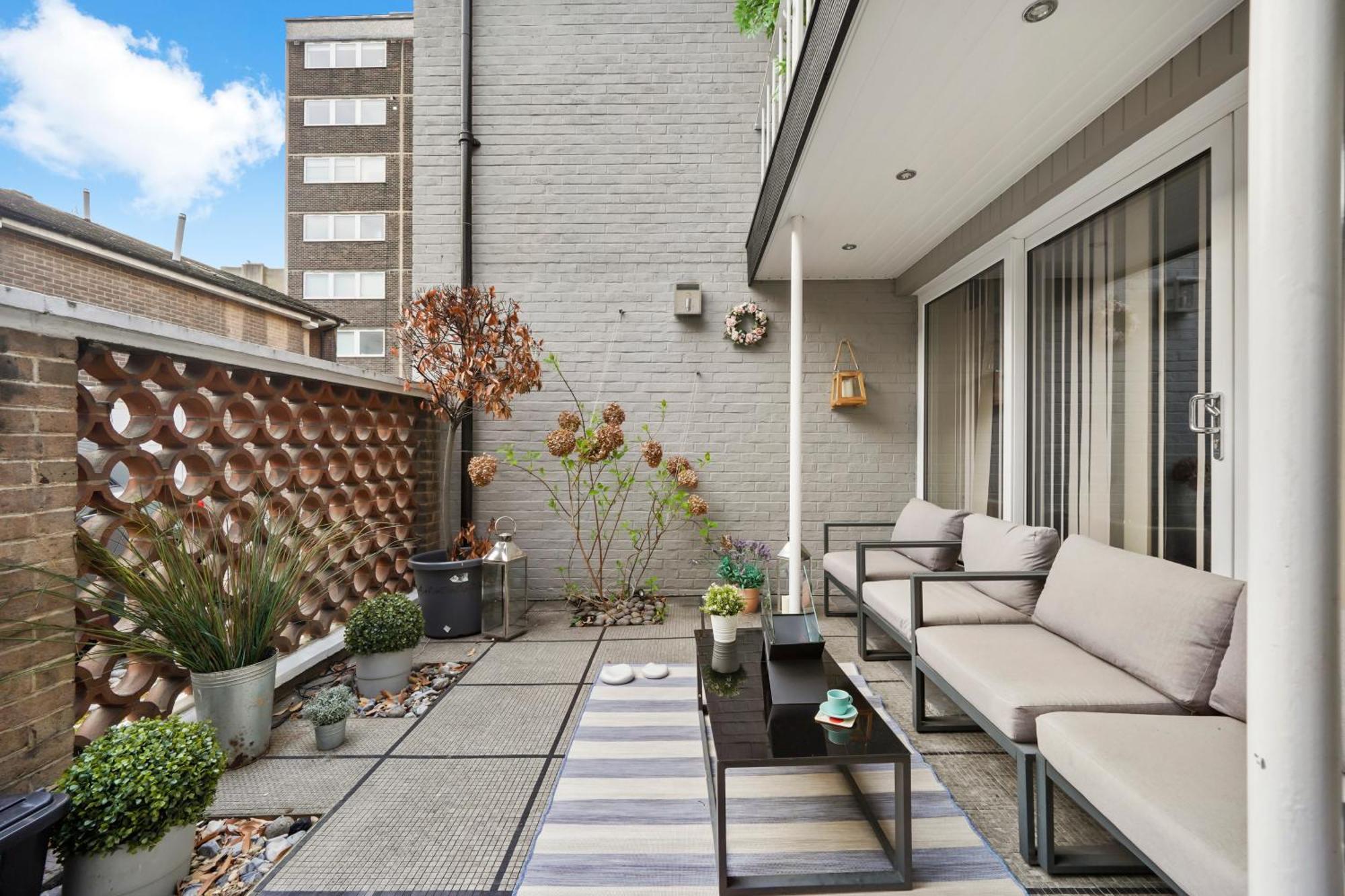 Mews House With Private Patio & Parking Vakantiehuis