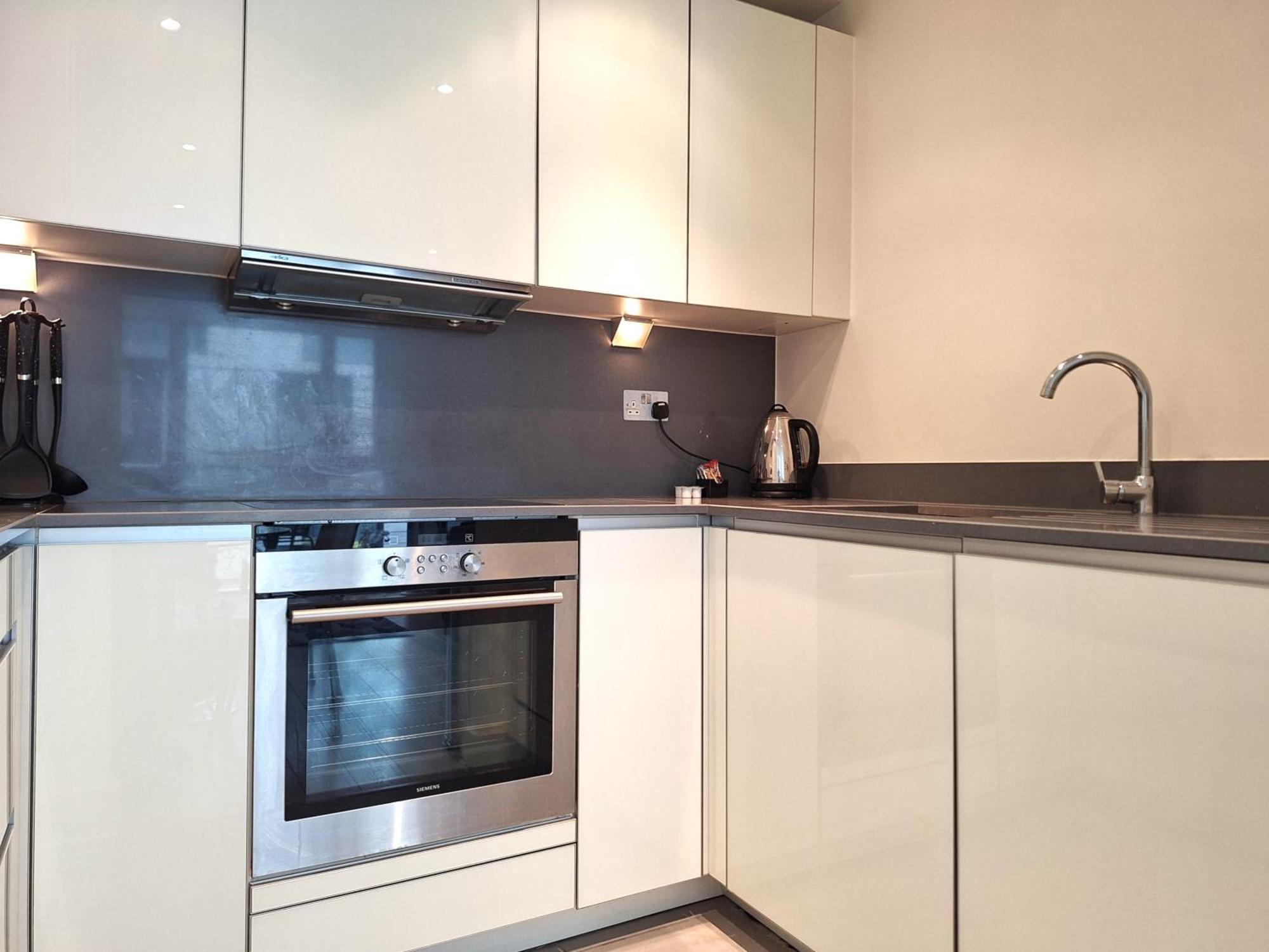 Apartment Tower Hill Serviced