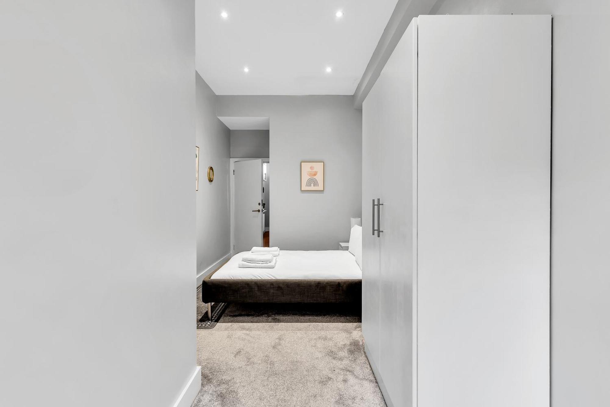 Stylish & Modern St Johns Hill Apartment