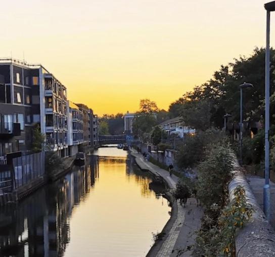 2 Bedroom Canal View, Near Kings Cross & Camden * London