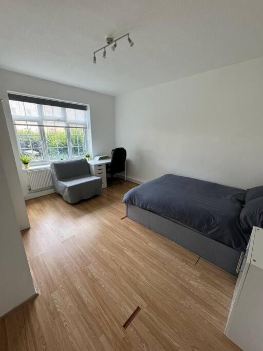 Lägenhet Lovely 3-bed 20 Mins To London