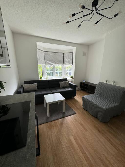 Lägenhet Lovely 3-bed 20 Mins To *