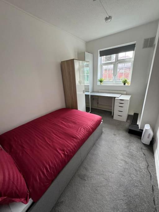 Lovely 3-bed 20 Mins To *