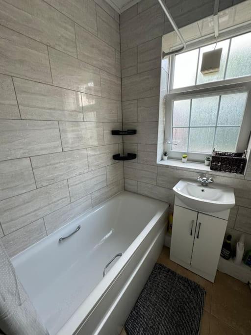 Lovely 3-bed 20 Mins To Apartment *