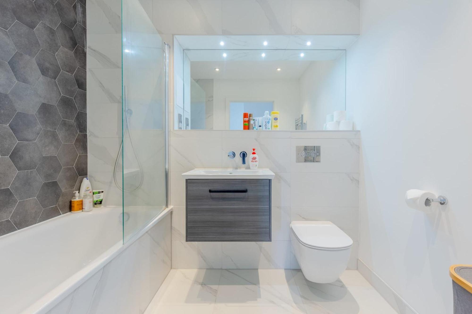 Chic 2bd Flat With Private Balcony In Battersea Leilighet