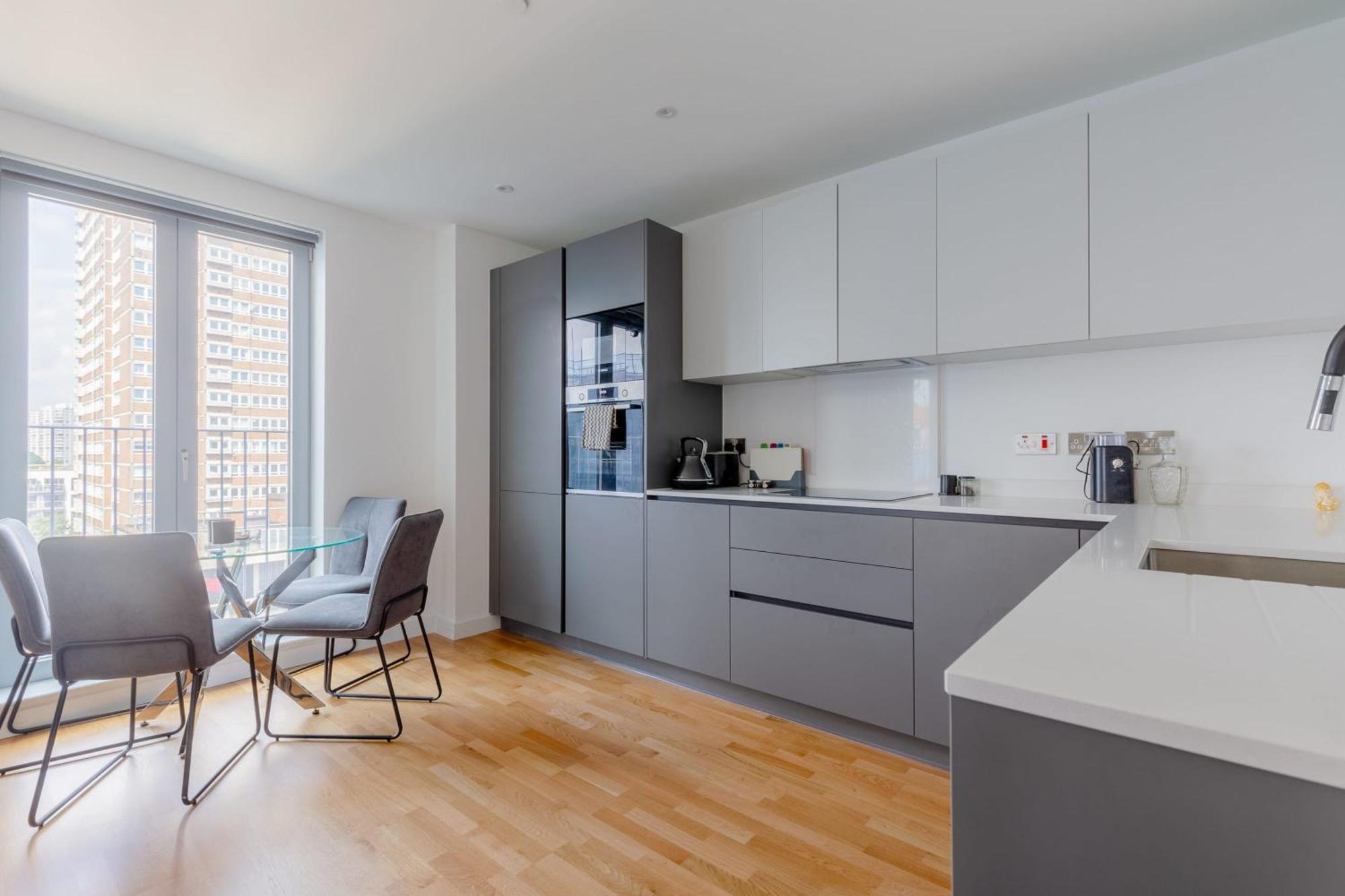 Chic 2bd Flat With Private Balcony In Battersea Leilighet *