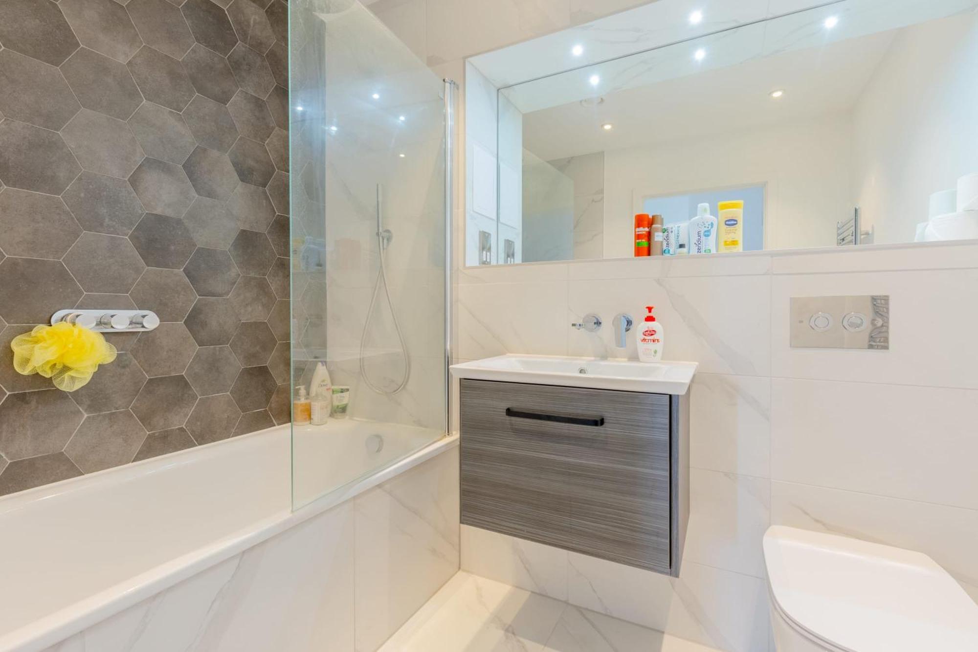 Chic 2bd Flat With Private Balcony In Battersea Leilighet London