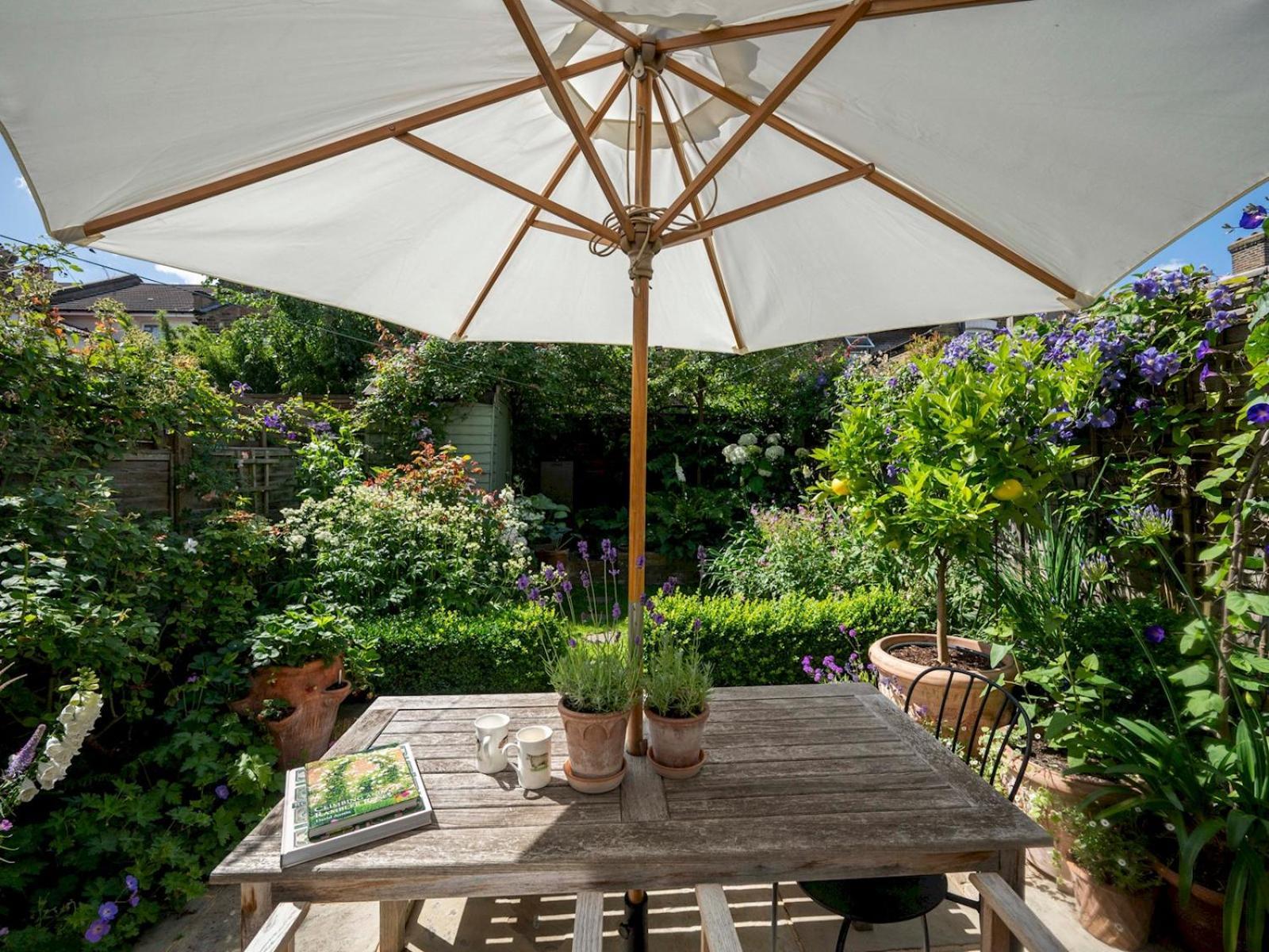 Semesterbostad Pass The Keys Stylishly Designed Townhouse - Garden Oasis