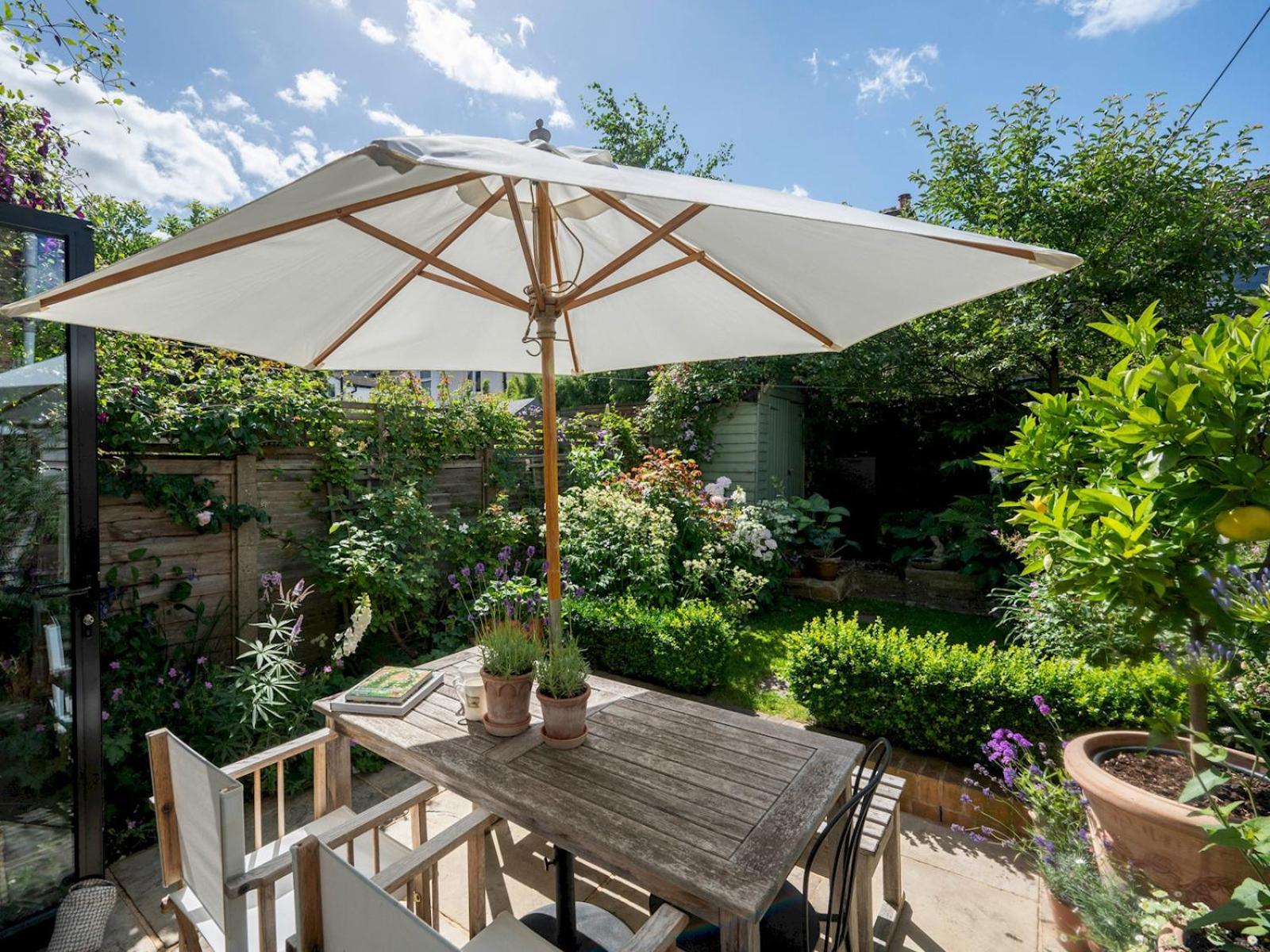 Pass The Keys Stylishly Designed Townhouse - Garden Oasis Semesterbostad *