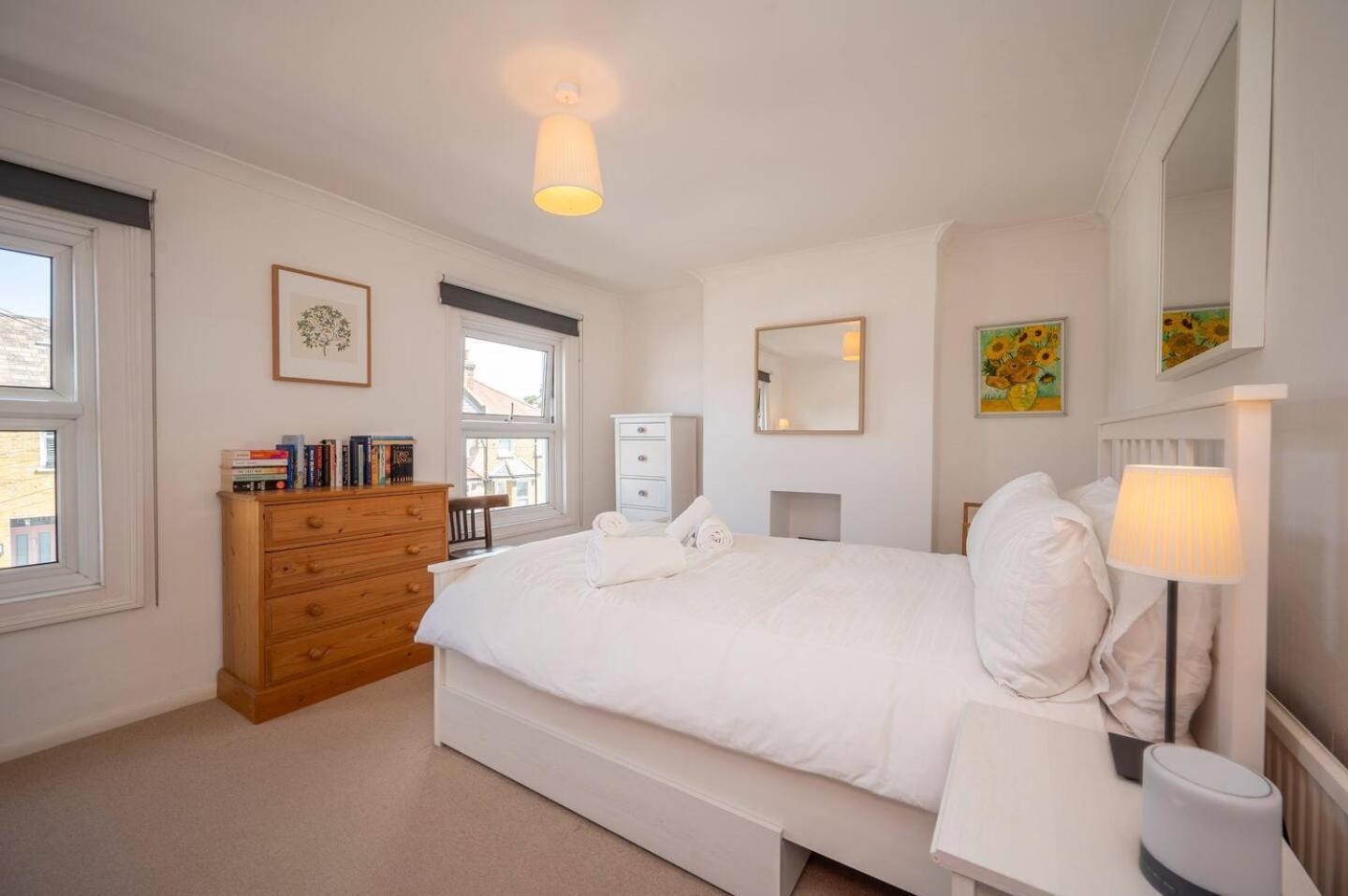 Semesterbostad Pass The Keys Stylishly Designed Townhouse - Garden Oasis *