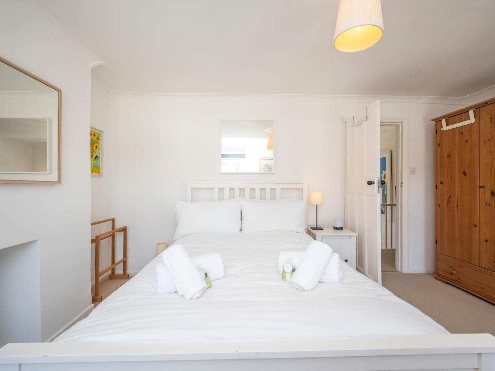Semesterbostad Pass The Keys Stylishly Designed Townhouse - Garden Oasis *